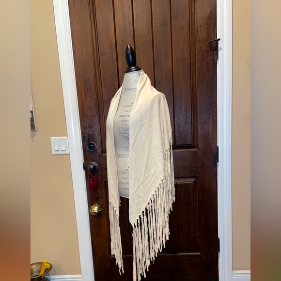 BOHO FRANCESCA’S SHAWL PONCHO WRAP WHITE BEIGE NWT - Picture 15 of 15